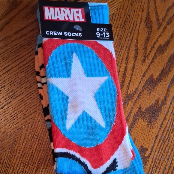 🌟 Marvel Captain America Blue and Red Crew Socks - Men's Size 9-13 🌟 - Picture 4 of 5